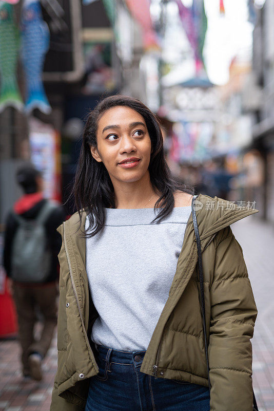 街上女游客的肖像