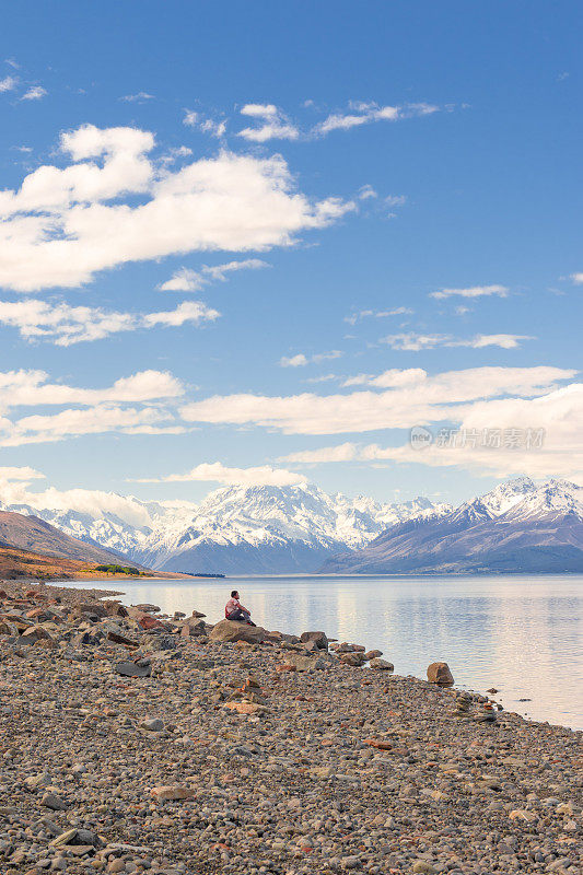 一位旅人在新西兰普卡基湖上享受宁静的风景