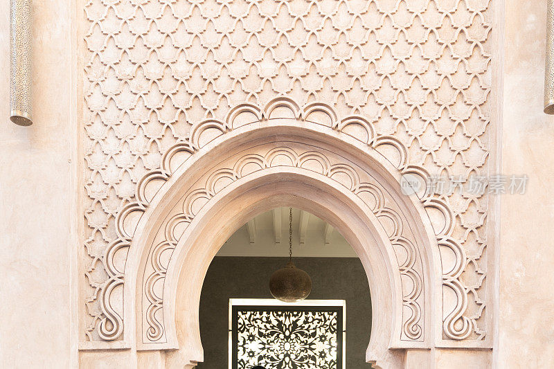 拱门入口装饰着传统的摩洛哥图案。马拉喀什古城(麦地那)。
