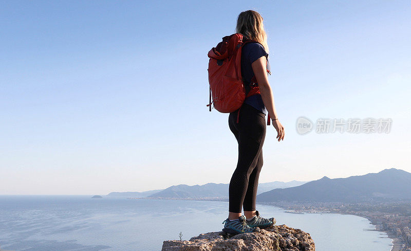 女徒步旅行者站在岩石山顶