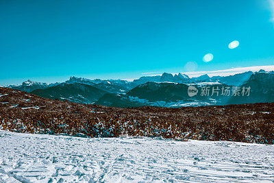 意大利阿尔卑斯山的雪域牧场