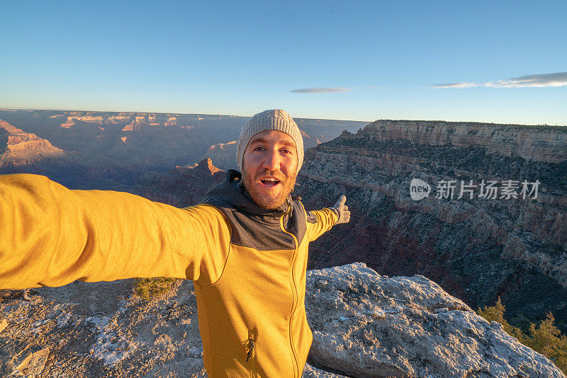 一名年轻人在美国大峡谷自拍，人们在探索大自然。男人徒步旅行