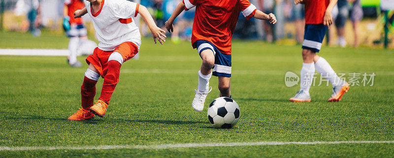 跑步足球运动员。年轻球员之间的足球比赛。青年队参加校际比赛
