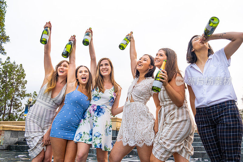 六名女大学生高举香槟酒瓶庆祝毕业