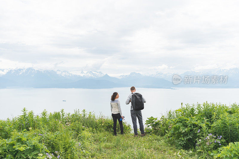 一对千禧年夫妇在阿拉斯加海湾徒步旅行