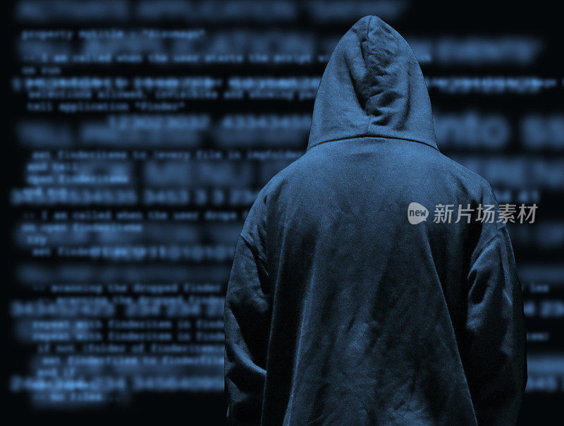 模糊的秘密计算机黑客程序员青年身穿帽衫与黑暗编程计算机代码背景，网络战争黑客技术的概念，加密编码，互联网犯罪，软件编程，数字数据分析