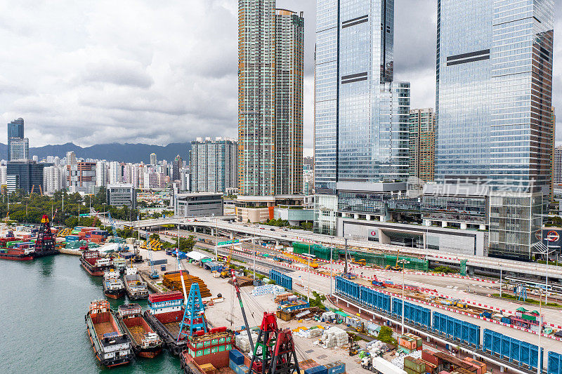 沿西九龙防波堤停泊的驳船