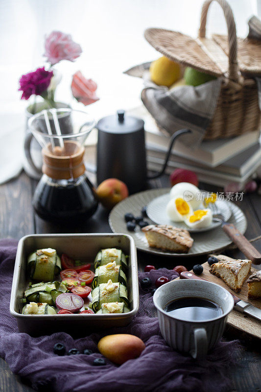 自制健康早餐:黄瓜卷、煮鸡蛋和面包
