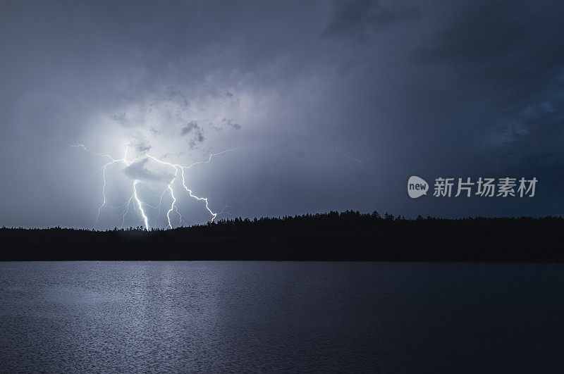 雷击湖面