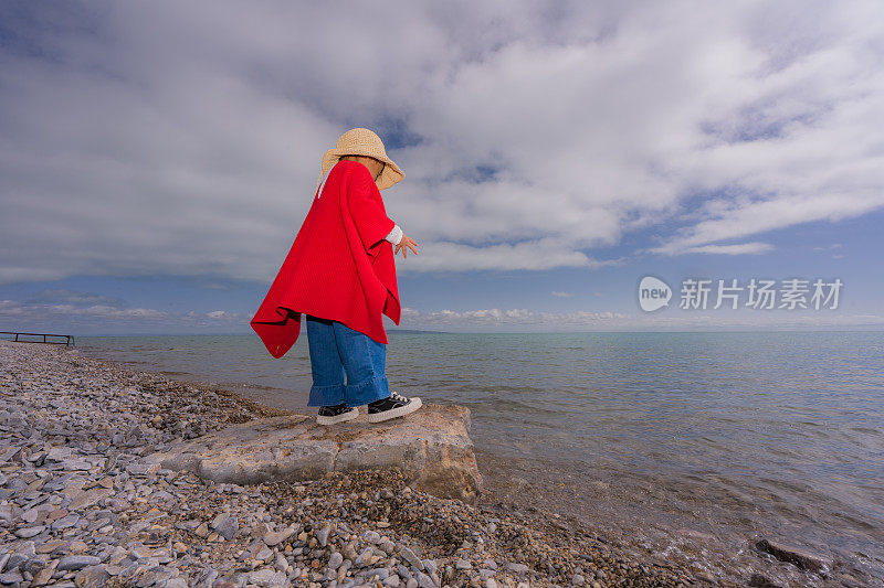 一个小女孩在湖边玩耍