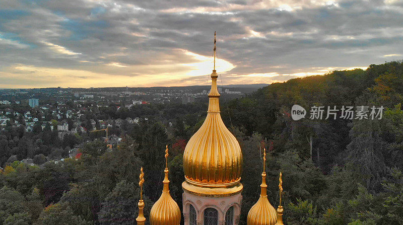日落时分，德国威斯巴登的俄罗斯东正教教堂鸟瞰图