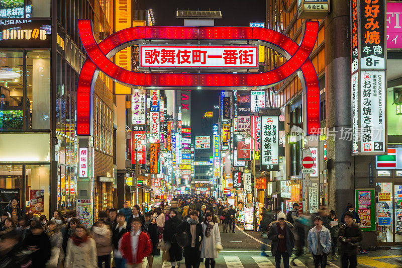 日本东京歌舞伎町娱乐区的夜生活人群