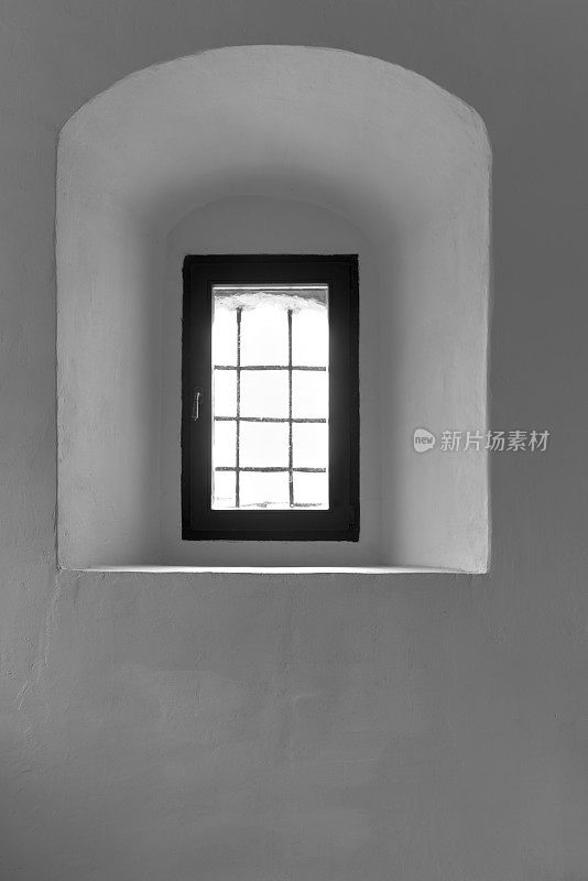 古色古香的古色古香的窗户，有栅栏，白色的石墙