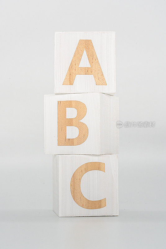 单词“ABC”木头立方在木头上