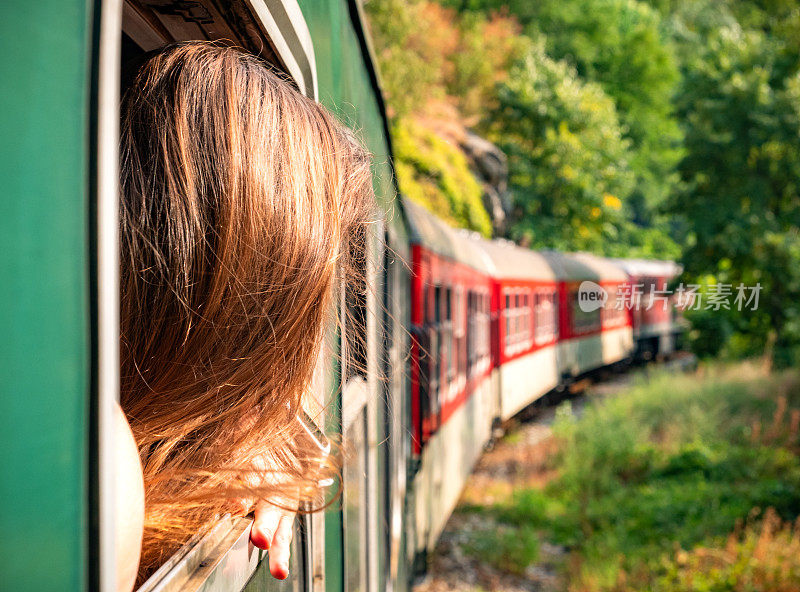 从旧火车的窗口望出去的女人。保加利亚山脉，巴尔干半岛的阿尔卑斯铁路