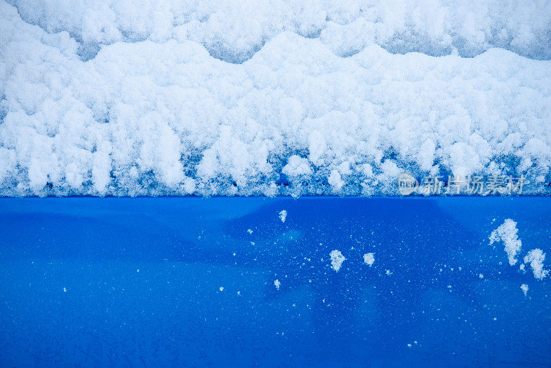 冬天的一天，雪覆盖着蓝色金属车门，科罗拉多州丹佛市