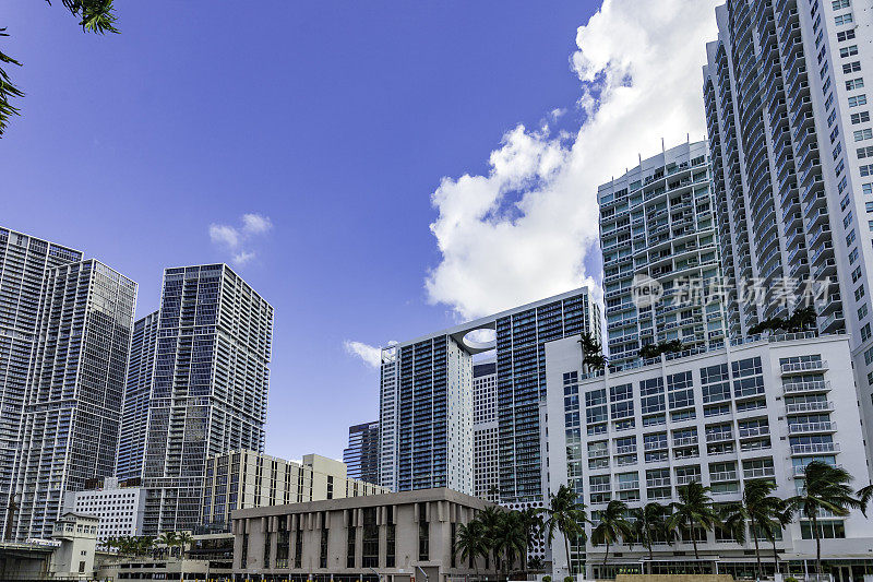 标志性建筑是佛罗里达州迈阿密市中心的标志，它坐落在迈阿密河边