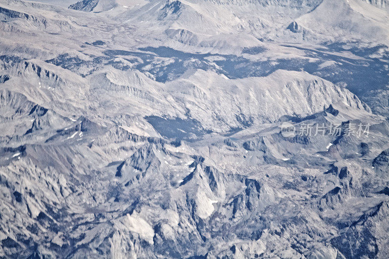 俯视巨大的山景