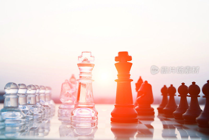 棋盘上透明的黑色棋子