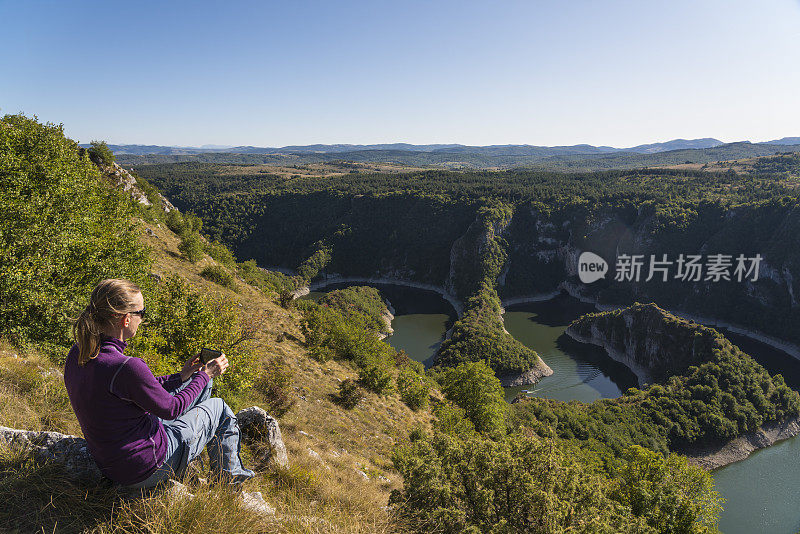 女人们在乌瓦茨河峡谷高处自拍