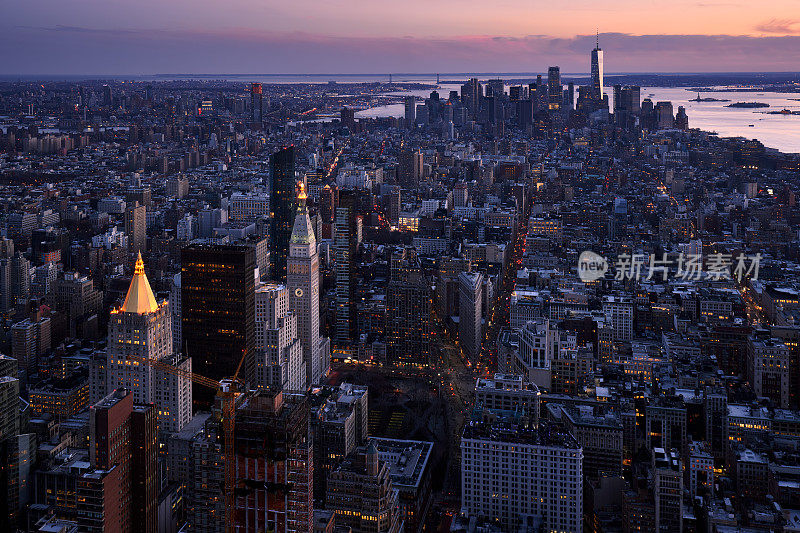 黄昏时分曼哈顿摩天大楼的纽约市鸟瞰图。纽约,美国