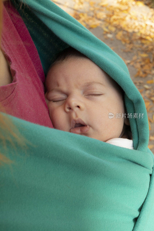 新生儿睡在婴儿背带里