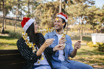 年轻夫妇在公园等待新年白天