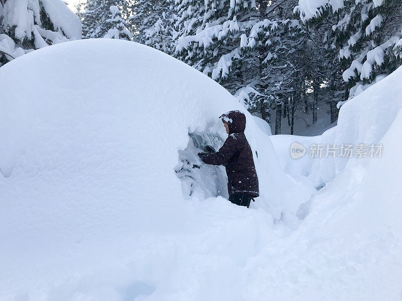 加州暴风雪过后，雪花飘飘，清理着厚厚的粉末。