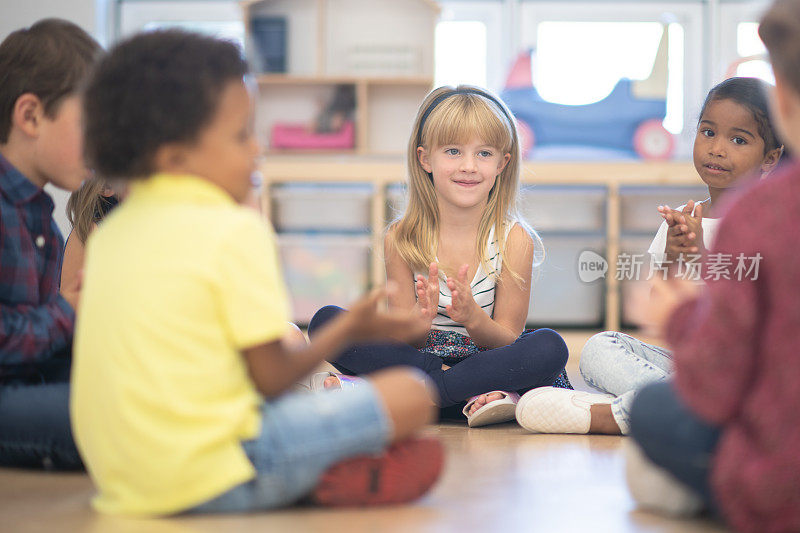 幼儿园班级唱歌和拍手在圆圈时间库存照片