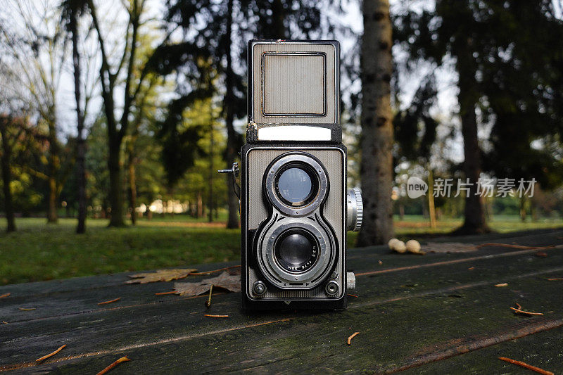 公园里的旧相机