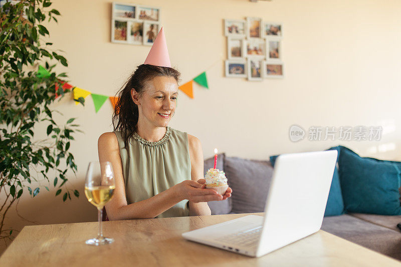 独自在家庆祝生日的女人