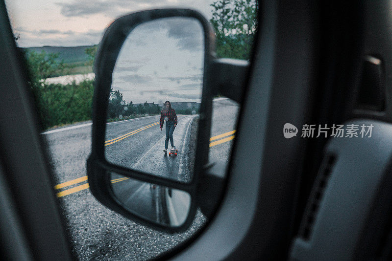 芬兰的一名女子在路上玩长滑板