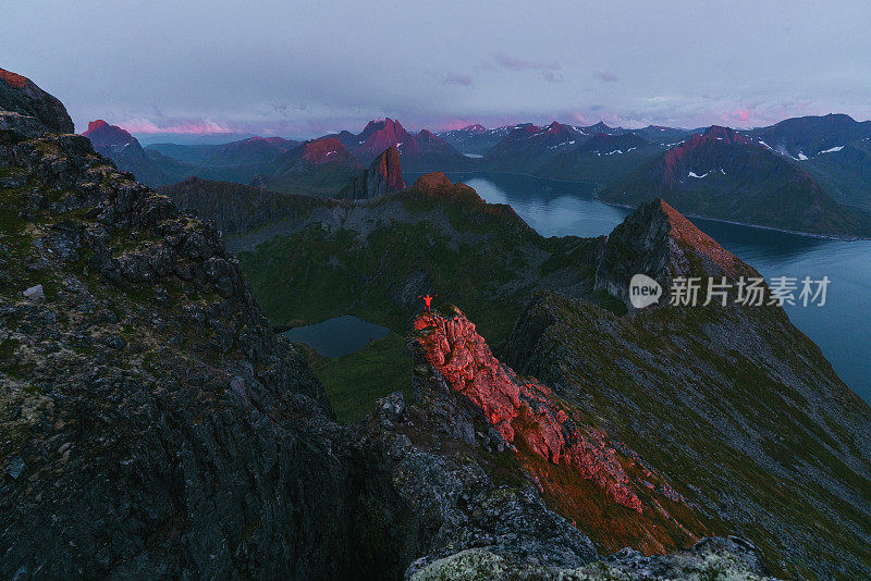 一个人在雾中在Senja岛的山上徒步旅行