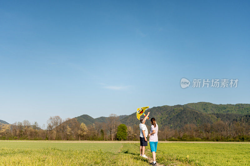 父亲和女儿带着风筝在大自然中