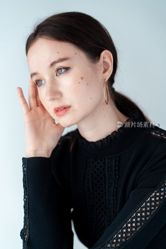 美丽的白人女人在黑顶在镜头前摆姿势