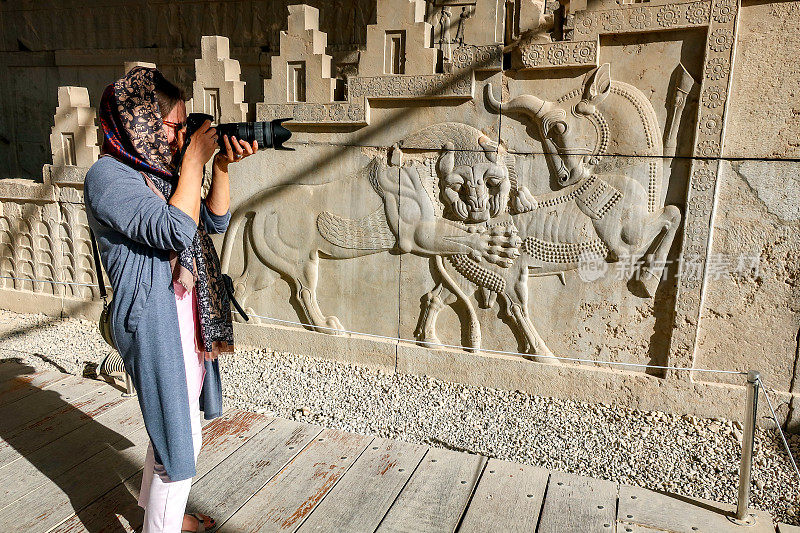 成熟的女性旅游摄影师探索伊朗的波斯波利斯
