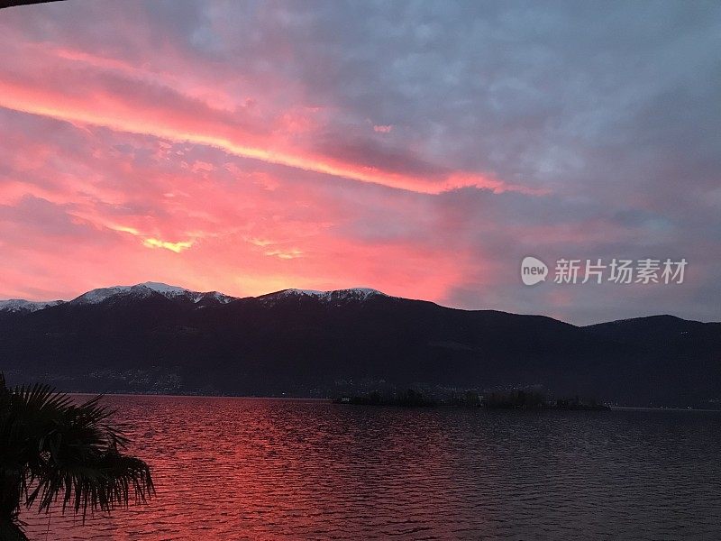 日落时分的马焦雷湖，天空着火了