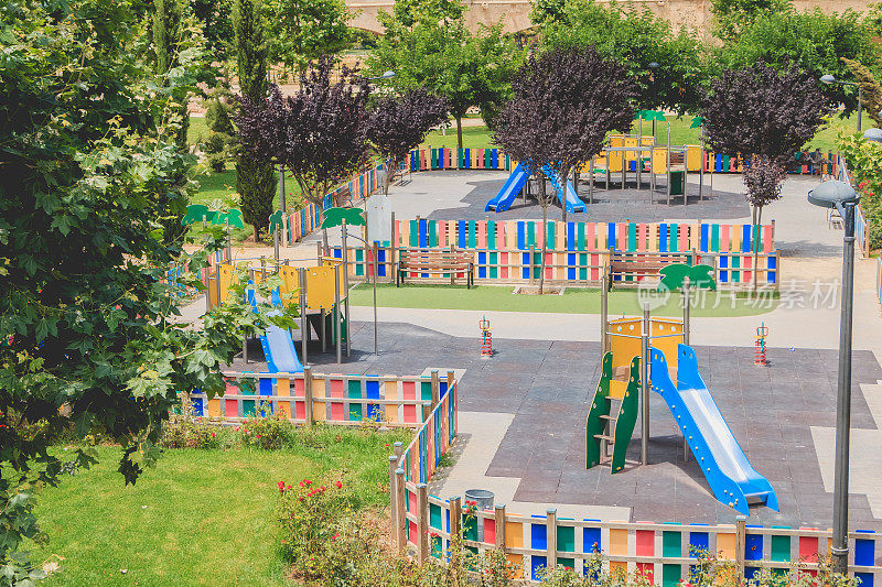 巴伦西亚儿童公园的游戏和滑梯