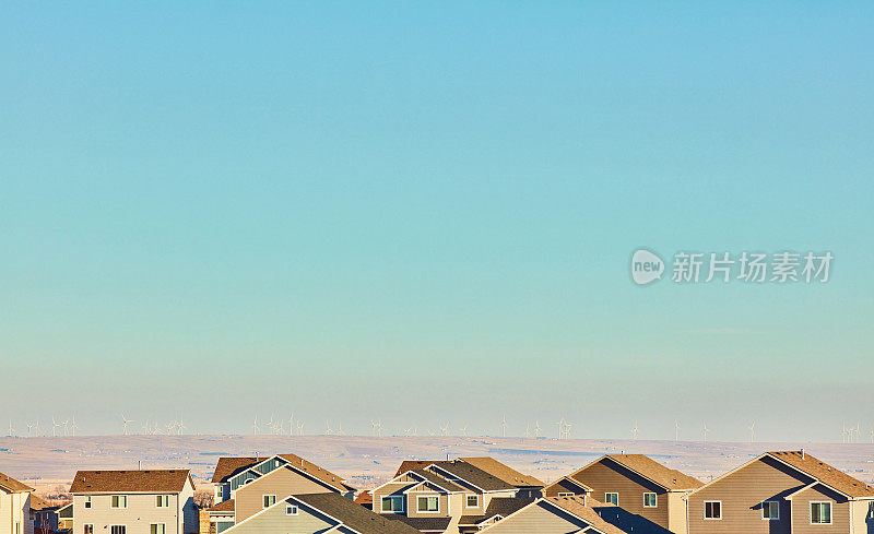 住宅住宅背景与风电场在远处