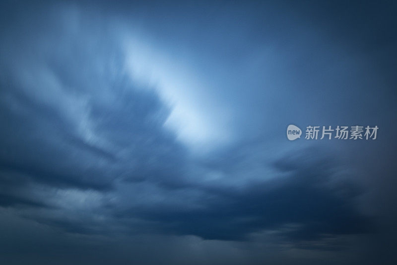 在夏天的雷雨中，黑暗的夜空中出现闪电