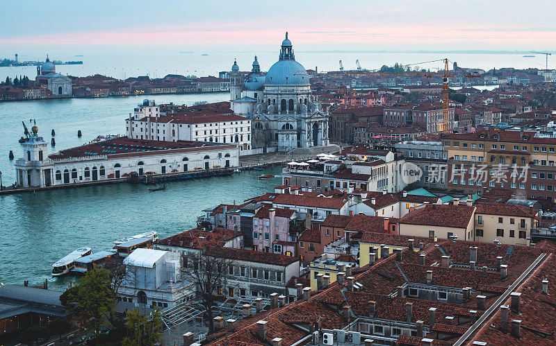 美丽的超广角鸟瞰意大利威尼斯，海港，岛屿，天际线和城市之外的风景，从圣马克康帕尼勒的观察塔上看到