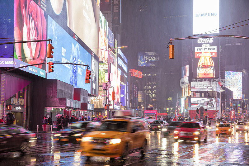 时报广场尖峰时刻，曼哈顿的夜雨，纽约市