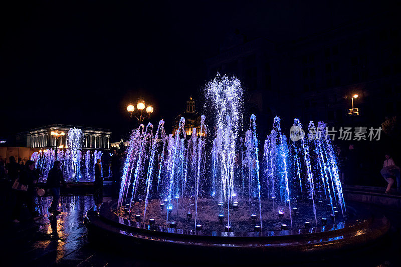 基辅内扎勒日诺提广场上的灯光和音乐喷泉