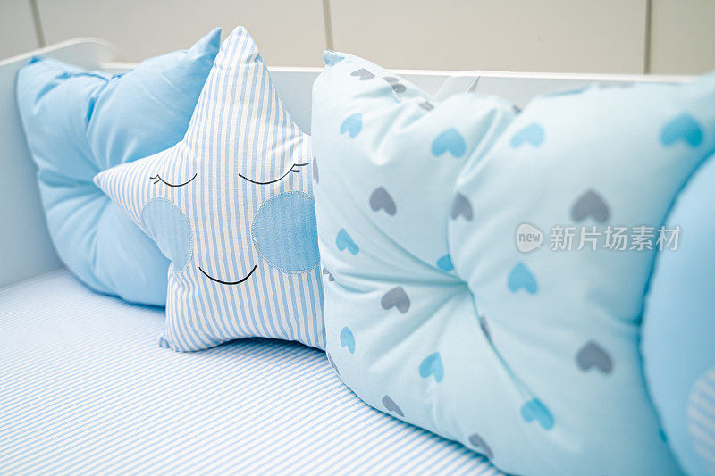 蓝色枕头的可爱婴儿床