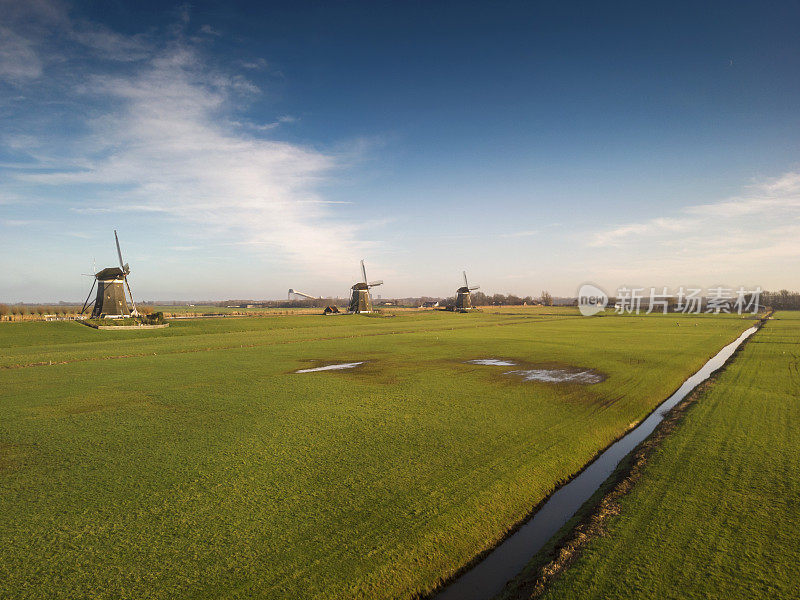 莱岑丹日出后，荷兰风车连成一排的鸟瞰图