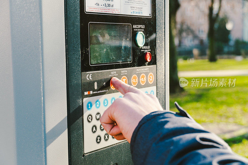 2020年2月8日波兰格但斯克市的停车费用。一个人在停车终端使用单一银行信用卡进行nfc支付。市内停车自动缴费