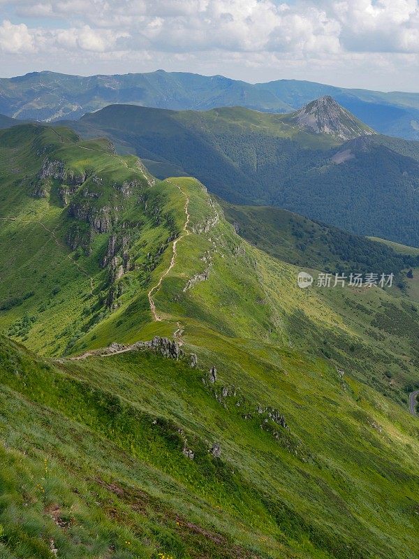 法国康塔尔山脉的火山景观