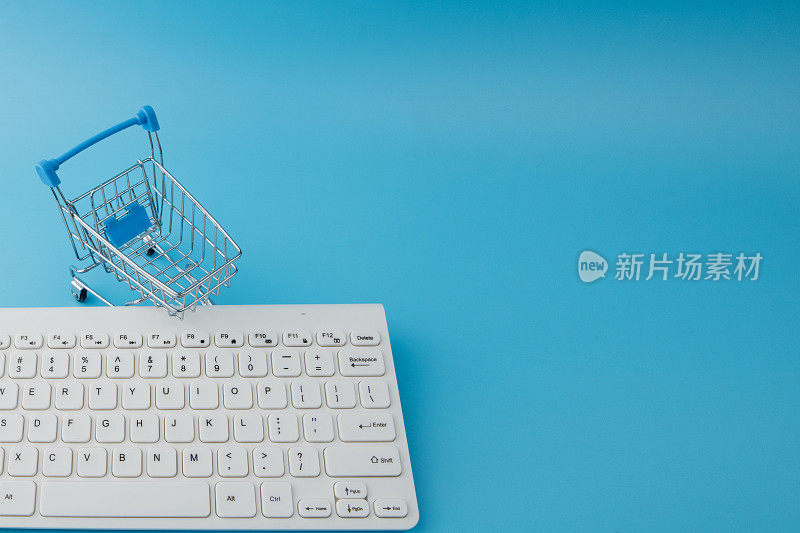 用蓝色背景键盘清空购物车。网上购物，网上购物的概念
