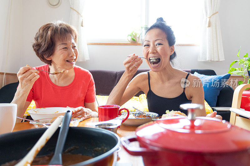 2人共进午餐