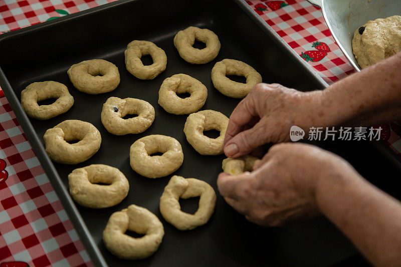 做饼干。